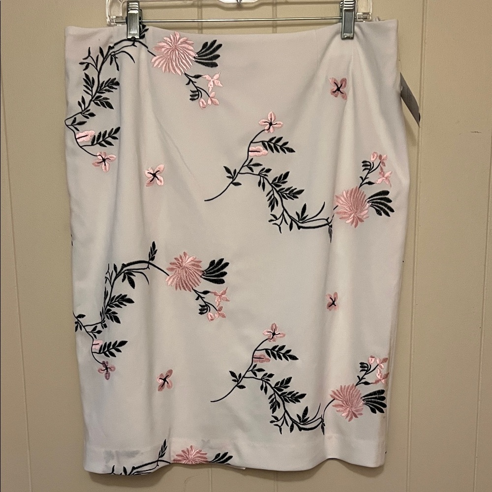 Kasper Floral Embroidered Pencil Skirt - Pink and Black